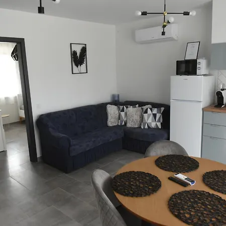 4 Seasons Apartment *